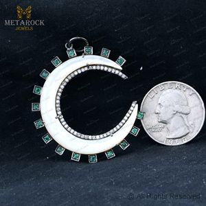 Pave Diamond Natural Emerald Gemstone MOP Crescent Moon Colgante Joyería fina Venta al por mayor Half Moon Pendant Jewelry - Product Image 4