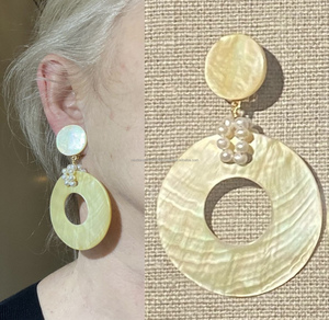 Boucles d'oreilles à la mode en résine de meilleure qualité pour dames Boucles d'oreilles en résine de couleur rouge Boucles d'oreilles en résine élégantes - Product Image 3