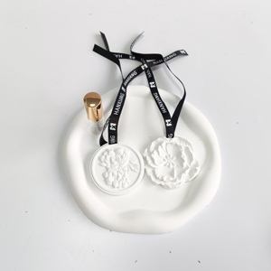 Diffuseur de parfum suspendu personnalisé en gypse Amora avec carte, décoration cadeau pour la maison, pierre parfumée avec logo personnalisé - Product Image 1