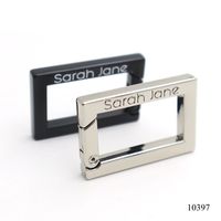 Mousqueton personnalisé rectangulaire plat avec logo, boucle carrée en métal ouvrable, fermoir à anneau à ressort noir mat en émail souple