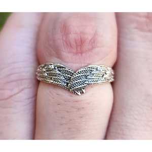 Bague minimaliste délicate en argent sterling avec plume d'ange pour anniversaire, Noël - Idée cadeau pour elle : « Câlin des ailes » - Product Image 5