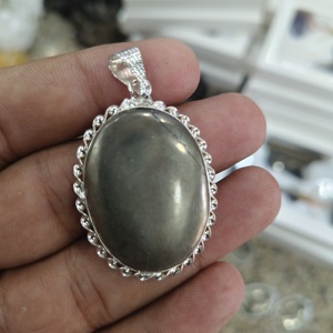 Pendentifs de forme ovale en pyrite naturelle Son augmentation de la force de la volonté énergétique et de la confiance Connexion au chakra du plexus solaire - Product Image 3