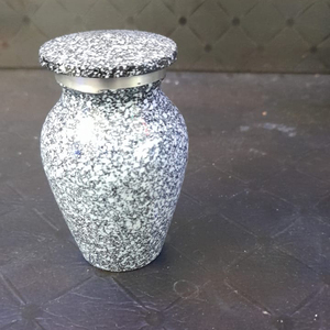 AYAANS Caja de almacenamiento de cenizas de urna de cremación humana artesanal tradicional Urnas grabadas a granel para humanos y Mascotas - Product Image 1