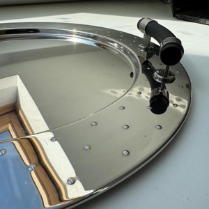 Plateau de service rond en acier simple, parfait pour les repas de famille, les hôtels, les restaurants et les rassemblements occasionnels d'Inde - Product Image 6