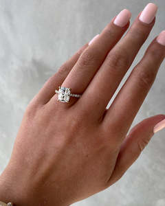 Solitaire à coussin allongé en or pur 18 carats avec halo caché pavé de diamants de laboratoire bagues de fiançailles fines et luxueuses pour elle vente en gros - Product Image 6