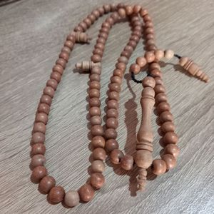 Tasbih de madera de alta calidad hecho con madera natural cuidadosamente seleccionada para uso islámico tradicional. - Product Image 3