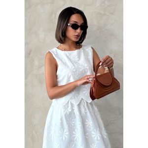 Blusa Casual sin Mangas con Detalle Bordado - Product Image 5