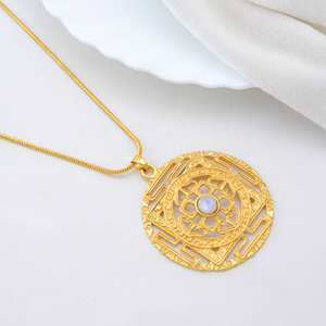 Collier pendentif pierre de lune Sri Yantra pour femmes plaqué or en laiton fait à la main bijoux spirituels Style mignon en gros - Product Image 6