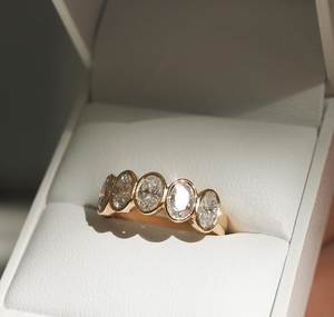 Bague de mariage demi-éternité en diamant de laboratoire taille ovale 2,5 CTW, sertie de cinq pierres en sertissage clos, bague de fiançailles en diamant CVD, joaillerie fine - Product Image 2