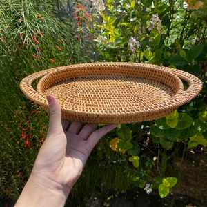 Bandeja ovalada de ratán Bali para uso en la cocina para servir comida - Product Image 4