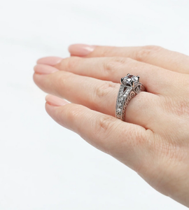 Anillo de diamante de moissanita vintage de corte redondo con vástago dividido de plata de ley para bodas o fiestas, exportación directa desde la India - Product Image 4