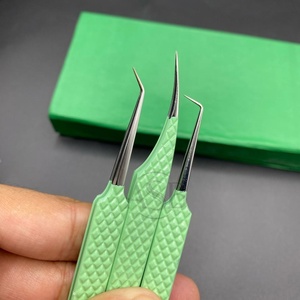 Pinzas de extensión de pestañas profesionales verde Pastel, Punta puntiaguda con agarre de diamante, pinzas de pestañas de acero sostenible personalizadas - Product Image 3