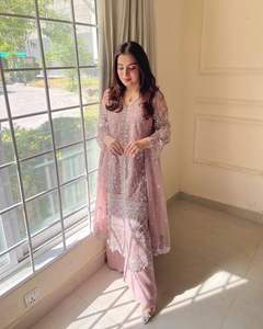 Ensemble haut, pantalon et dupatta à motif floral vintage avec des couleurs riches et une broderie mécanique pour les événements culturels, cadeaux, export en gros - Product Image 4