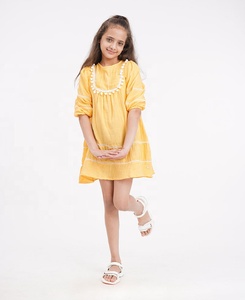 Robe en mousseline de soie jaune pour filles, coupe trapèze, col rond, manches bouffantes, décoration pompon, mini-robe d'été mignonne - Product Image 1
