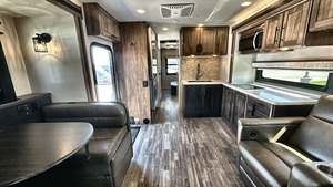 Autocaravana E-n-t-e-g-r-a C-o-a-c-h Accolade XT 35L 2023 usada, lista para vender - Product Image 6