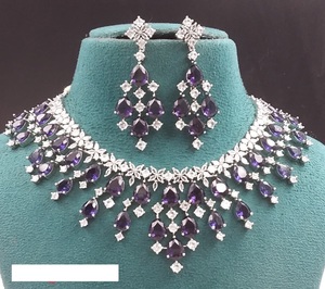 Ensemble de collier ras du cou et boucles d'oreilles exclusif en pierre AD pour femmes, parfait pour les bijoux de mariée, les fêtes de mariage et les vêtements traditionnels - Product Image 1