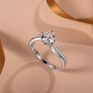 แหวนหมั้นทรงคลื่นหรูหราแบบสองแถวเจียระไนทรงกลมจาก Jeulia - Product Image 3