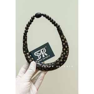 Collier en corne de buffle avec motif de points brûlés Pendentif fait à la main Bijoux tribaux pour femmes Accessoire de mode par SMARKEXPORTS India - Product Image 6