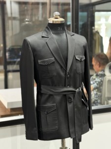 Chaqueta Safari Negra de Lujo para Hombre con Cinturón, Corte Entallado, Estilo Militar con Múltiples Bolsillos, Blazer Casual para Negocios - Product Image 2