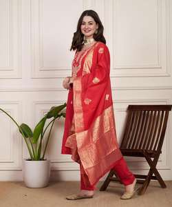 Top bordado a mano de algodón de seda de diamante puro de diseñador con manga larga y cuello de trabajo pesado bordado a mano y pantalón con Dupatta - Product Image 1