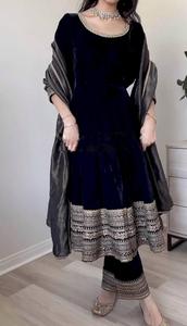 Haut et pantalon Anarkali brodés à séquences lourdes en velours viscose avec bordure en filet sergé et dentelle Costume Dupatta - Product Image 2
