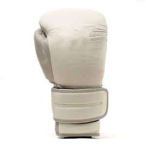 Gants de boxe en cuir MB personnalisés en gros, couleur contrastée blanc/gris clair, fermeture à boucle en cuir PU, gants d'entraînement - Product Image 1