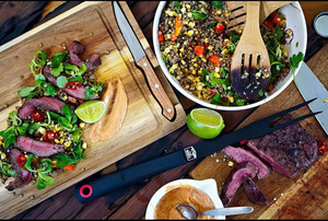 Assiette à steak en bois d'acacia de qualité supérieure 2 tasses à condiments planche de service à découper personnalisée et écologique sans danger pour la cuisine - Product Image 6