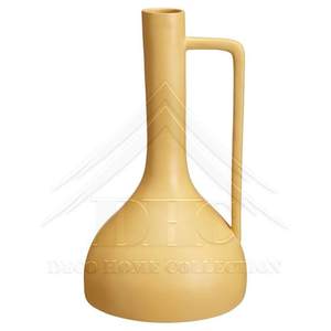 Florero de metal de estilo antiguo con un atractivo vintage único, perfecto para mejorar interiores modernos o rústicos - Product Image 1