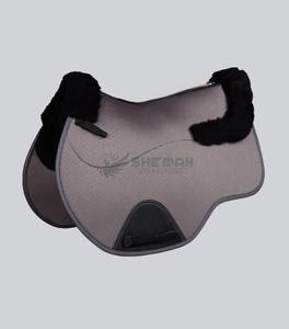 Almohadilla de algodón acolchada duradera, diseñada para resistir el uso diario, mientras mantiene a su caballo cómodo y con soporte. Almohadillas para Sillas de Montar - Product Image 1