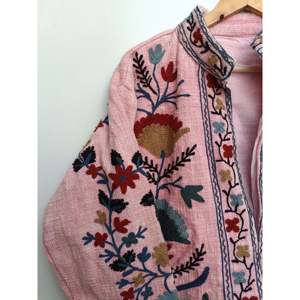 Chaqueta Varsity Acolchada de Algodón Indio con Cuello Mandarín, Bordada a Mano, Reversible, de Satén, Estilo Boho, Talla XL, Prenda Exterior Sostenible - Product Image 4