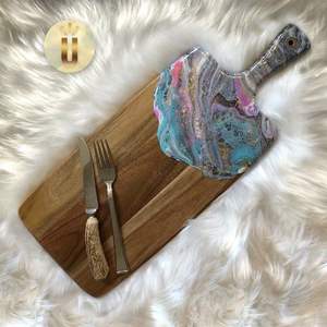 Tabla de cortar de madera y resina hecha a mano diseñada para mejorar la estética de la cocina a la vez que ofrece una superficie de corte funcional - Product Image 1