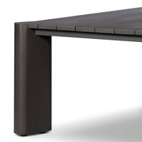 Table de salle à manger de cuisine industrielle intérieure et extérieure, en métal lourd, design volumineux attrayant, pieds angulaires à l'échelle, fabrication artisanale