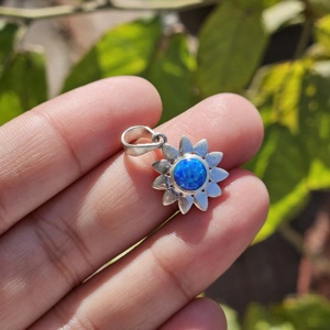 Colgante de girasol de Plata de Ley 925 con colgante de encanto de estilo religioso de ópalo azul para niños - Product Image 1