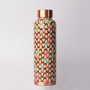 Botella de agua de cobre elegante y respetuosa con el medio ambiente, superventas, diseño elegante con tapa, proveedor directo de vasos de metal de cobre puro - Product Image 1