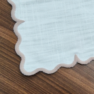 Servilleta de mesa reutilizable de algodón afelpado con borde festoneado para celebraciones gastronómicas - Product Image 1