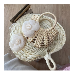 Eco-Chic Handmade Bamboo Handfan: Accessoire de refroidissement respectueux de l'environnement pour un style tendance et durable et un confort quotidien - Product Image 1