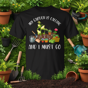 Camiseta con estampado digital de manga corta y cuello redondo unisex para adultos, con la frase "Mi jardín me llama y debo ir a jardinería" - Product Image 3