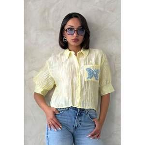 เสื้อเชิ้ตจีบสีเหลืองสำหรับผู้หญิง พร้อมลายผีเสื้อ ขายส่งเสื้อและเสื้อเชิ้ต - Product Image 5