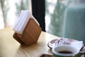 Porte-serviettes en bois écologique de qualité supérieure pour serviettes en papier et en tissu ou organisateur de table disponible à la vente - Product Image 4