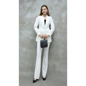 Giacca classica da donna tailleur pantalone bianco con dettaglio argento elegante ed elegante - Product Image 1