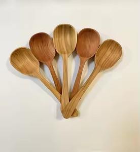 Cuillère de service en bois très pratique pour la cuisine, la préparation des aliments et les repas - Product Image 1