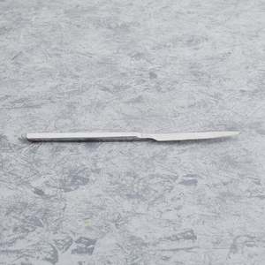 Couteau à beurre élégant en argent: une touche de luxe pour votre table Couteau à beurre classique en argent parfait pour servir avec style - Product Image 1