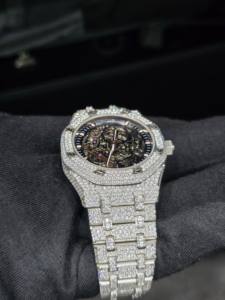 Reloj de Lujo para Hombre 2025 con Diamantes Brillantes, Nuevo Diseño Mecánico, Reloj Plateado y Dorado con Incrustaciones - Venta al por Mayor - Product Image 2
