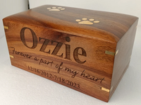 Urne funéraire moderne et écologique en bois de rose pour cendres de chien et de chat, avec griffes gravées en laiton incrusté, personnalisable, forme rectangulaire