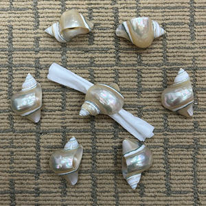 Anneau de serviette en coquille de mer d'origine artisanale du Vietnam: porte-coquille naturel fait à la main pour le réglage de la table de réception de mariage, 99 données en or. - Product Image 3