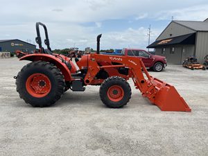 Tracteur agricole Kubota 4 roues motrices, rouge, avec benne avant, équipement utilitaire multifonctionnel pour les travaux sur le terrain et en cour. - Product Image 6