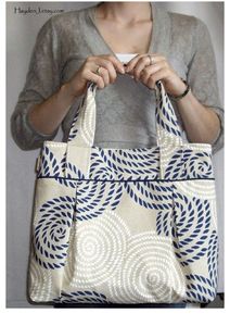 Sac fourre-tout en toile de coton à motif en spirale marine avec un design audacieux en corde beige et marine, idéal pour un port quotidien élégant à l'épaule - Product Image 3