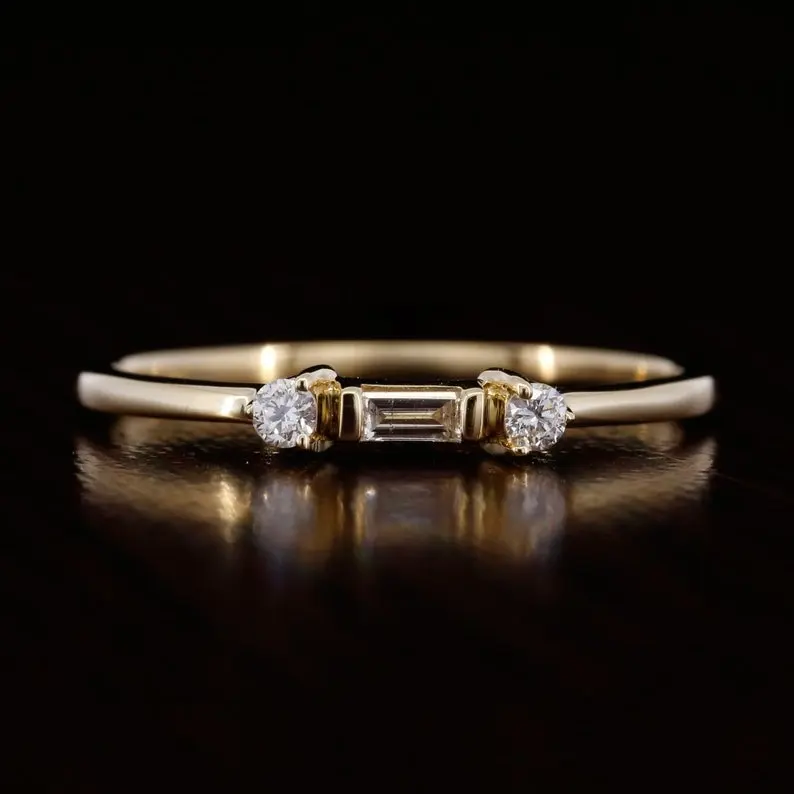 Tendance populaire 14K or jaune trois pierres rondes et baguette coupe laboratoire cultivé diamant bague de mariage bijoux pour femmes