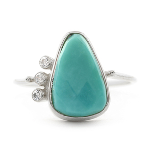 Anillo de oro de 14K para mujer, anillo de triángulo de estilo curvo superventas, disponible a precio asequible, producible en 10K/18k - Product Image 3