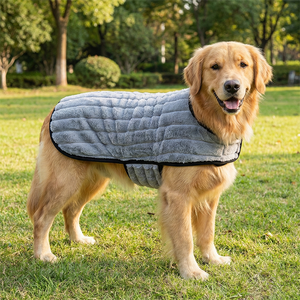 Manteau pour chien doublé de polaire gris avec rembourrage doux, réglable et pliable, léger et durable pour le confort hivernal - Product Image 1